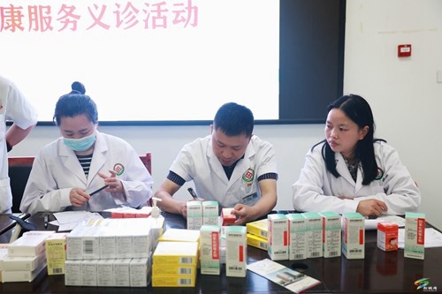 县中医院开展“人才日”专家人才健康义诊活动