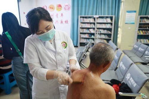 县中医院开展“人才日”专家人才健康义诊活动