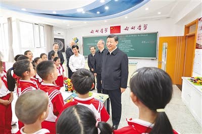 习近平在北京育英学校考察时强调 争当德智体美劳全面发展的新时代好儿童 向全国广大少年儿童祝贺“六一”国际儿童节快乐 蔡奇丁薛祥陪同考察