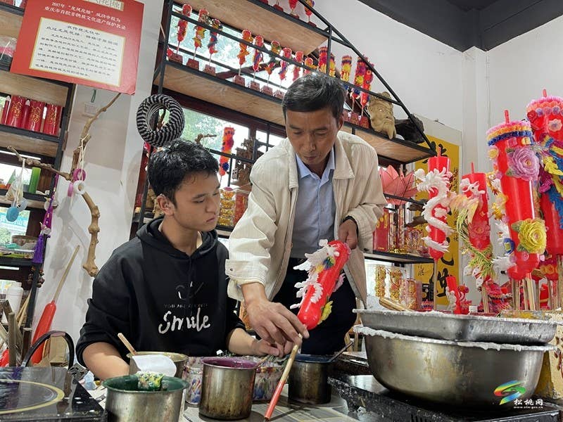 秀山陈建友：用龙凤花烛点亮星光 助残逐梦