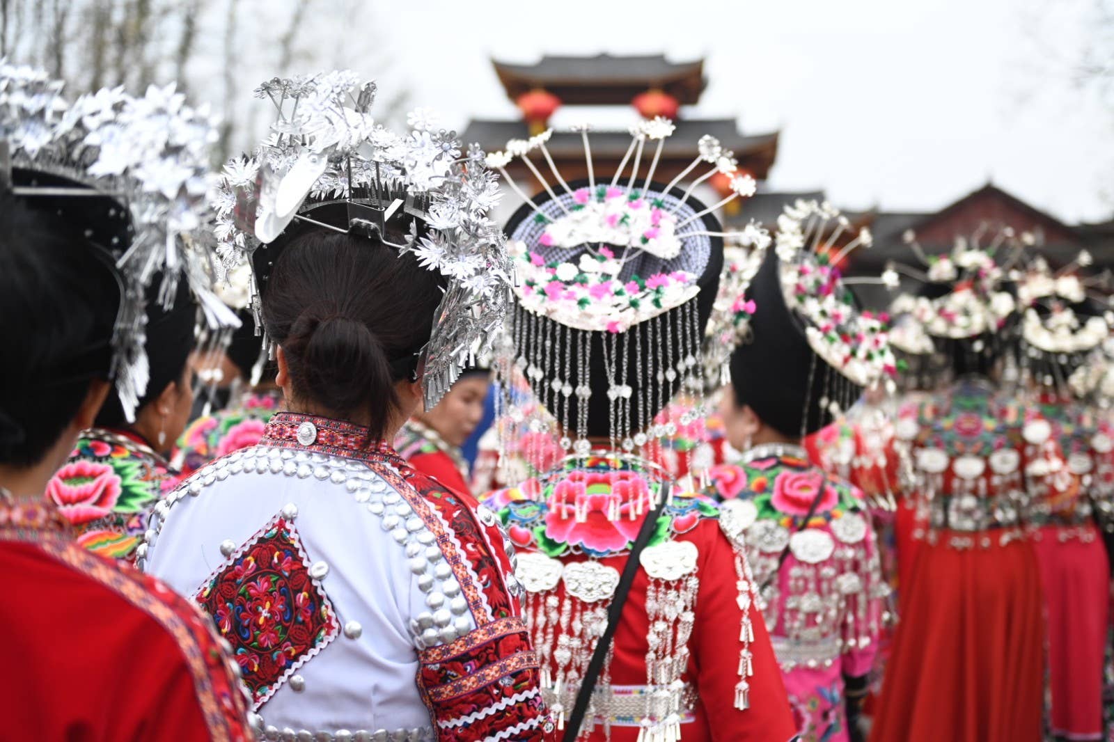 听拦门歌，喝拦门酒，吃长龙宴，看苗族盛装，欢迎八方来客，来松桃苗王城过苗年！