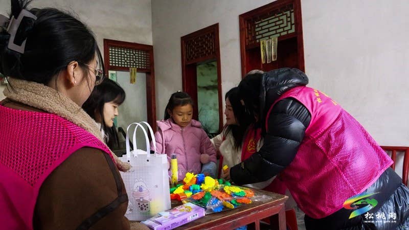 松桃:“蝴蝶妈妈”送温暖 巾帼有爱暖人心