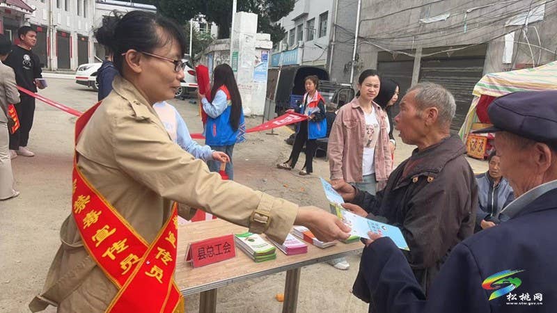 【法治松桃】县总工会开展禁毒宣传进社区进集市活动
