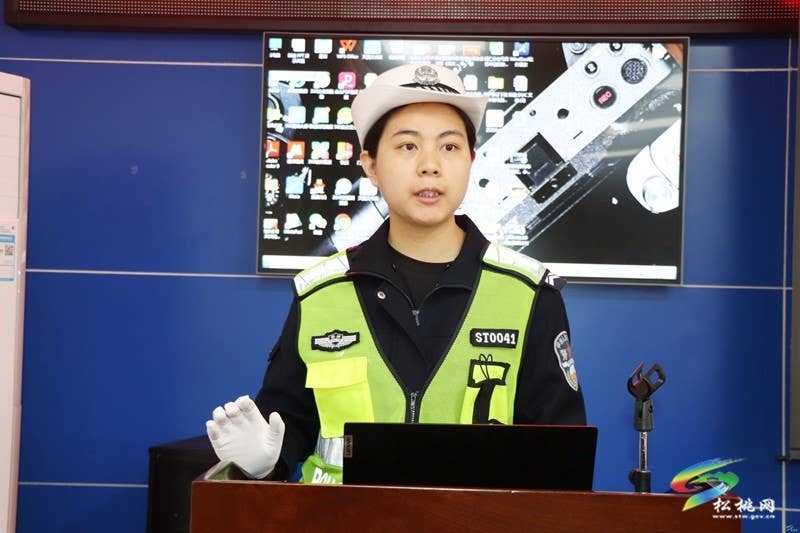 【法治松桃】县公安交警到中国电信松桃分公司开展春季道路交通安全宣传活动