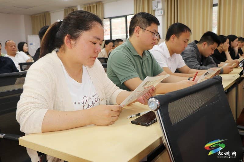 【法治松桃】县公安交警到中国电信松桃分公司开展春季道路交通安全宣传活动