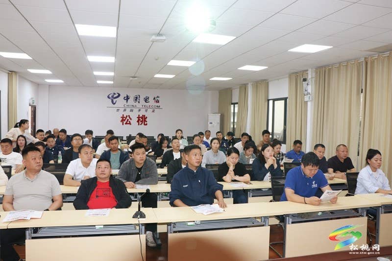 【法治松桃】县公安交警到中国电信松桃分公司开展春季道路交通安全宣传活动
