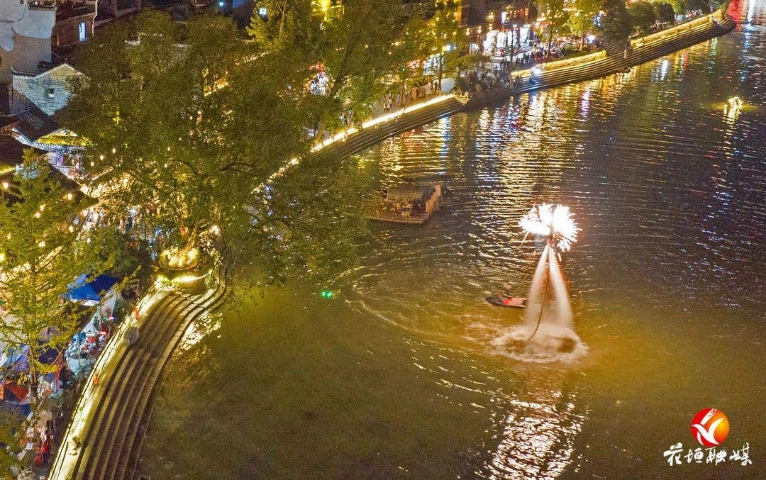 边城茶峒夜间旅游人气旺