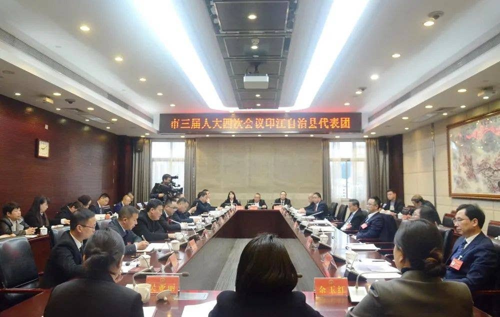 市三届人大四次会议各代表团继续审议政府工作报告