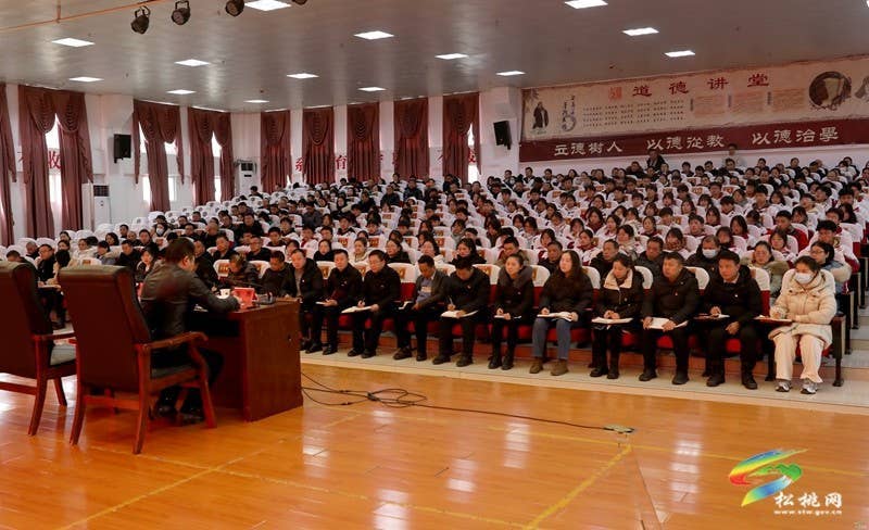 陈琪到松桃民族中学讲授思想政治理论课