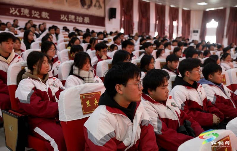 陈琪到松桃民族中学讲授思想政治理论课