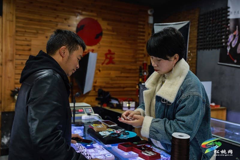 【新春走基层】松桃：春节临近 “龙元素”银饰系列产品俏销