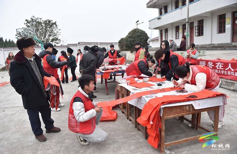 ​【新春走基层】松桃：大学生志愿者开展迎新春志愿服务活动