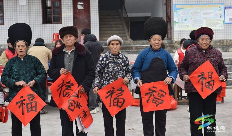 ​【新春走基层】松桃：大学生志愿者开展迎新春志愿服务活动