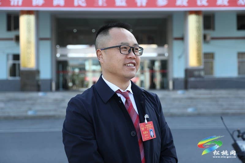 县十七届人大三次会议进行第二次分组审议