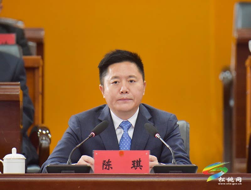 县十七届人大三次会议举行第三次全体会议