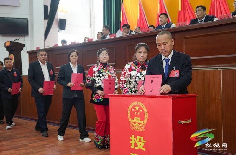 县十七届人大三次会议举行第三次全体会议