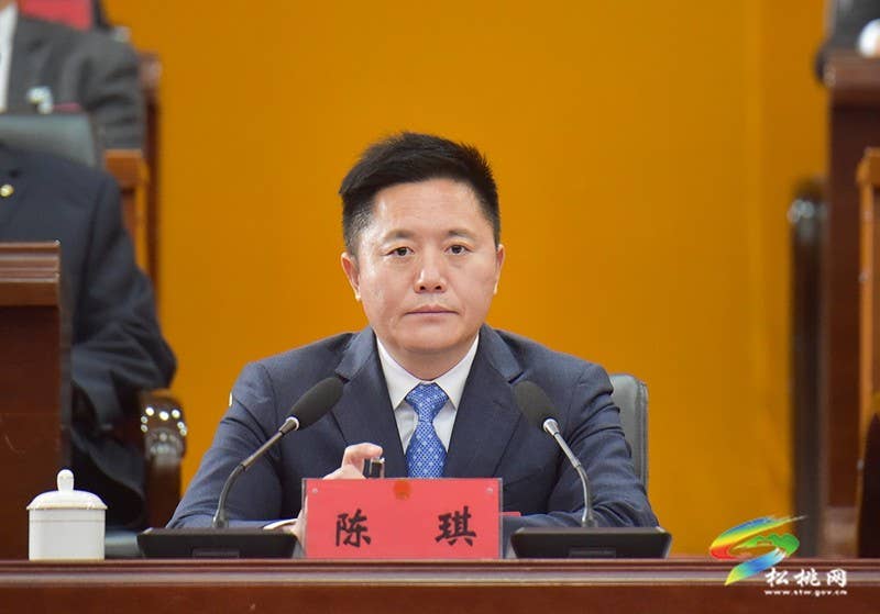 县十七届人大三次会议胜利闭幕