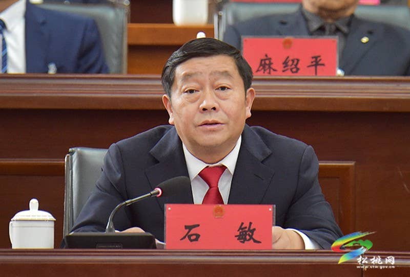 县十七届人大三次会议胜利闭幕