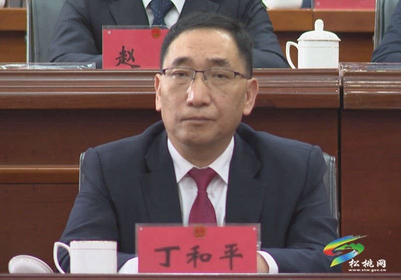 县十七届人大三次会议胜利闭幕