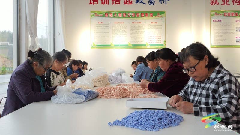【奋进的春天】松桃:社区微工厂 灵活促就业