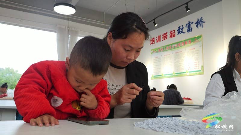 【奋进的春天】松桃:社区微工厂 灵活促就业