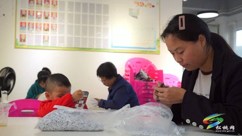 【奋进的春天】松桃:社区微工厂 灵活促就业
