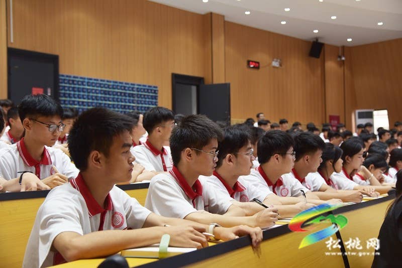 陈琪到县第三高级中学讲授思政课