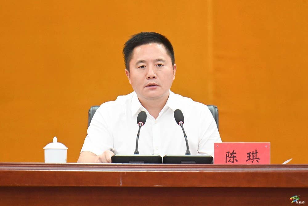 中共松桃苗族自治县委十四届八次全会举行