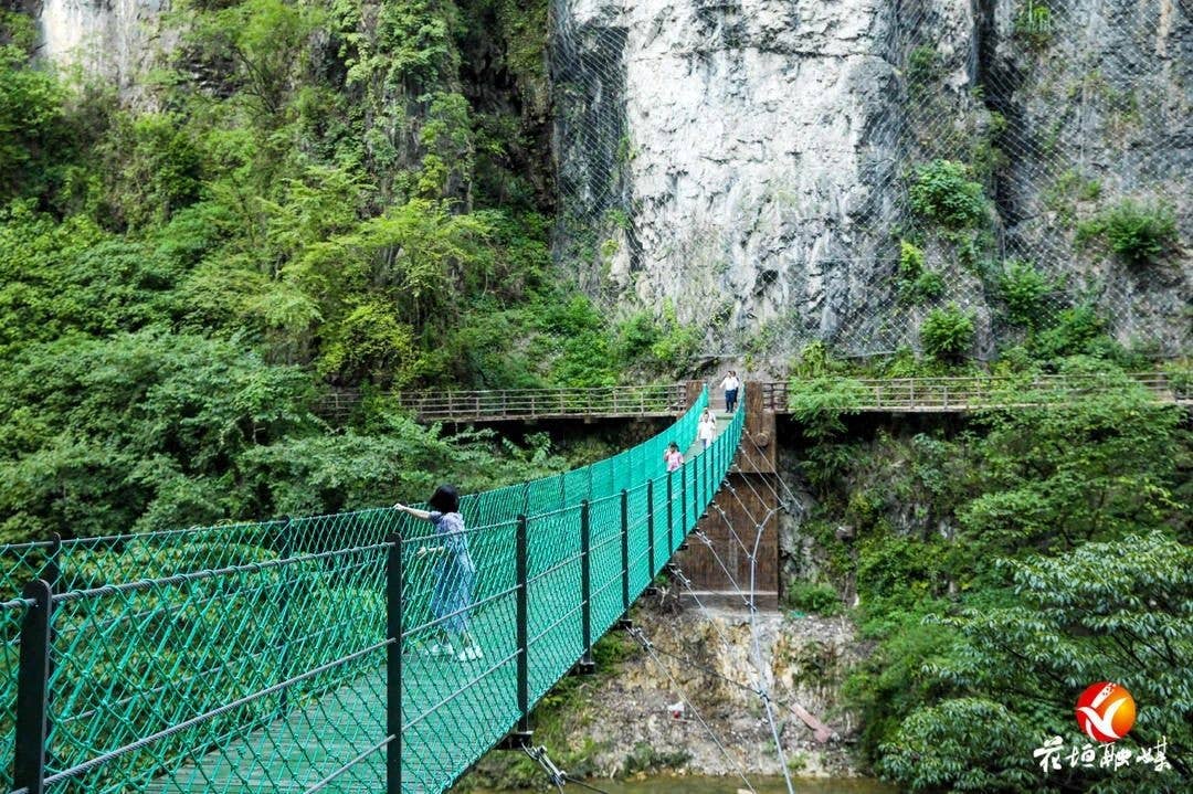 古苗河百瀑大峡谷：山水好清凉 避暑好地方