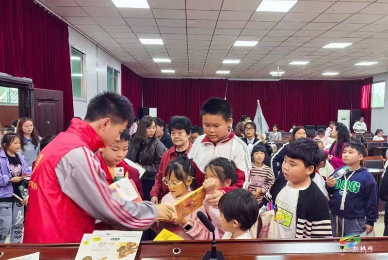 县图书馆举办“阅读致远 星火燎原”名师公益讲座