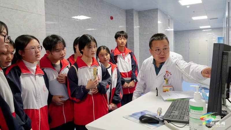 县第三高级中学高三学子到县人民医院开展职业生涯体验活动