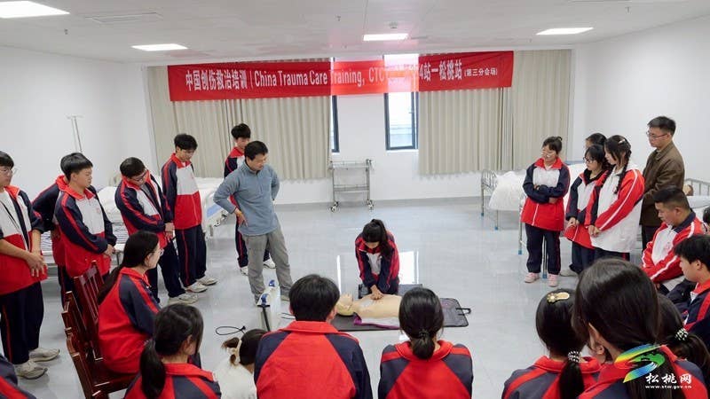县第三高级中学高三学子到县人民医院开展职业生涯体验活动