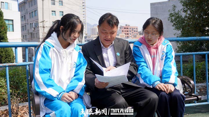 “广漂”二十载返回家乡践初心 年过五十岁为人师表担使命 ——记中组部教育人才“组团式”帮扶教师文自敏