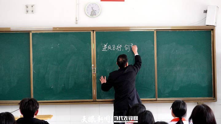 “广漂”二十载返回家乡践初心 年过五十岁为人师表担使命 ——记中组部教育人才“组团式”帮扶教师文自敏