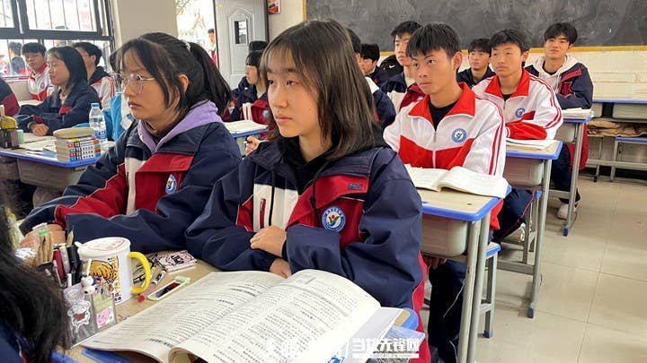 “广漂”二十载返回家乡践初心 年过五十岁为人师表担使命 ——记中组部教育人才“组团式”帮扶教师文自敏