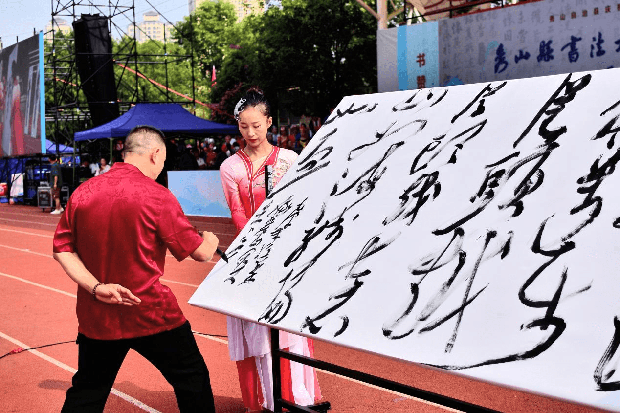 重庆秀山：千人挥毫书赞祖国 万众泼墨润秀边城