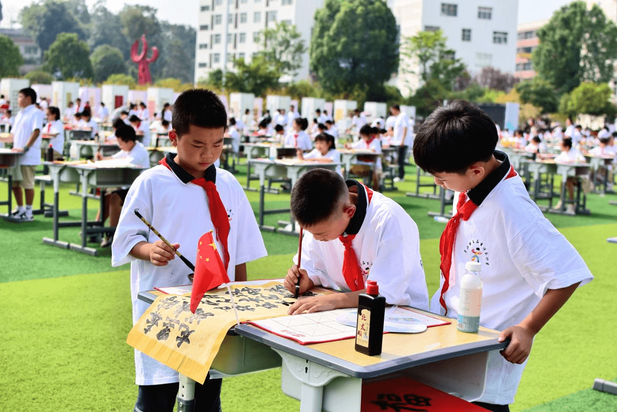 重庆秀山：千人挥毫书赞祖国 万众泼墨润秀边城