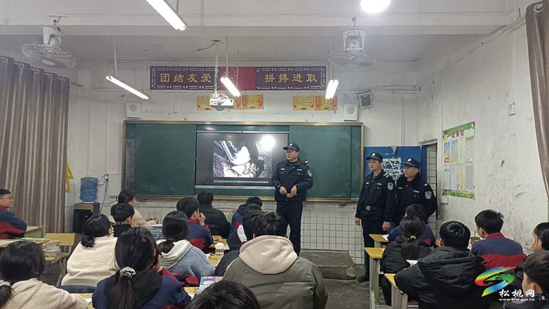 寨英镇派出所开展校园安全检查