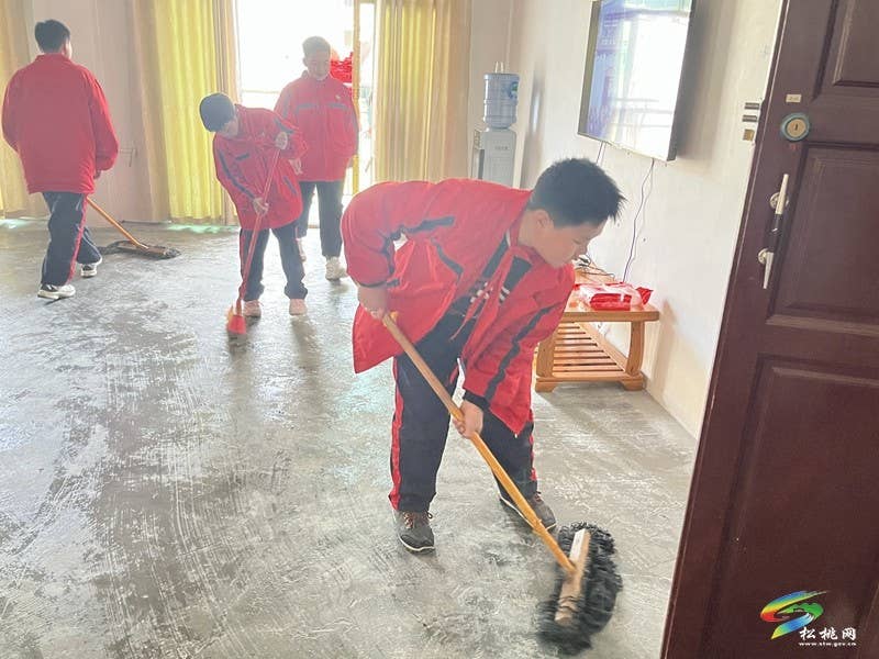 妙隘乡完小开展学雷锋敬老人活动