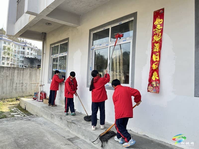 妙隘乡完小开展学雷锋敬老人活动