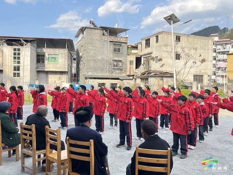 妙隘乡完小开展学雷锋敬老人活动