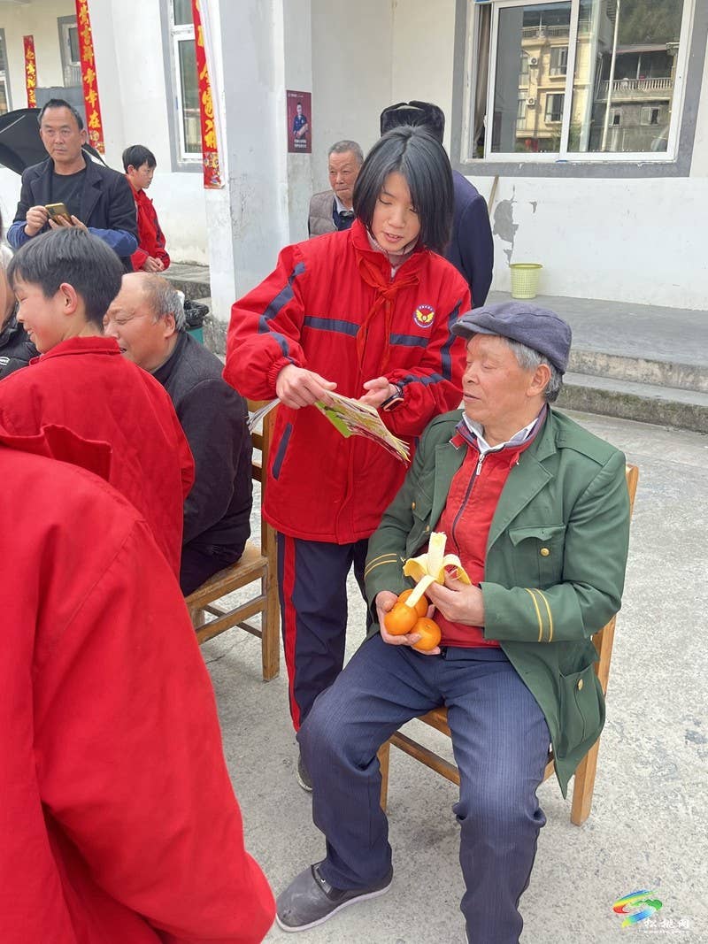 妙隘乡完小开展学雷锋敬老人活动