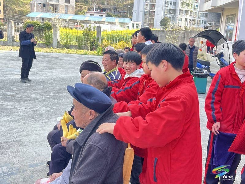 妙隘乡完小开展学雷锋敬老人活动