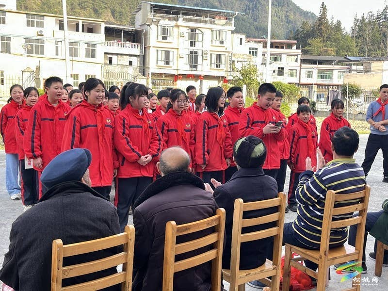 妙隘乡完小开展学雷锋敬老人活动