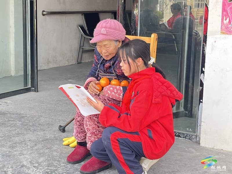 妙隘乡完小开展学雷锋敬老人活动
