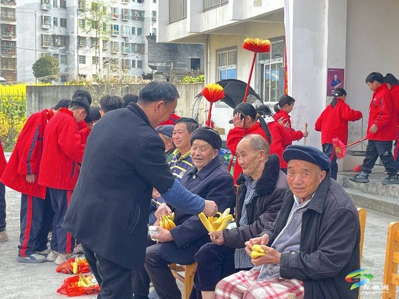 妙隘乡完小开展学雷锋敬老人活动