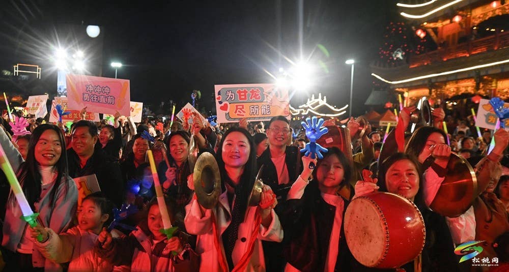 【吃贵州“晚饭”·看松桃村晚】松桃村晚:月冠军六村巅峰对决，民俗华章燃爆夜空