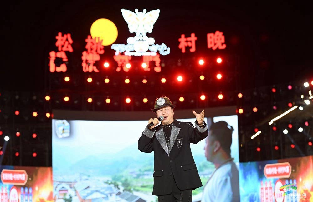 【吃贵州“晚饭”·看松桃村晚】松桃村晚:月冠军六村巅峰对决，民俗华章燃爆夜空
