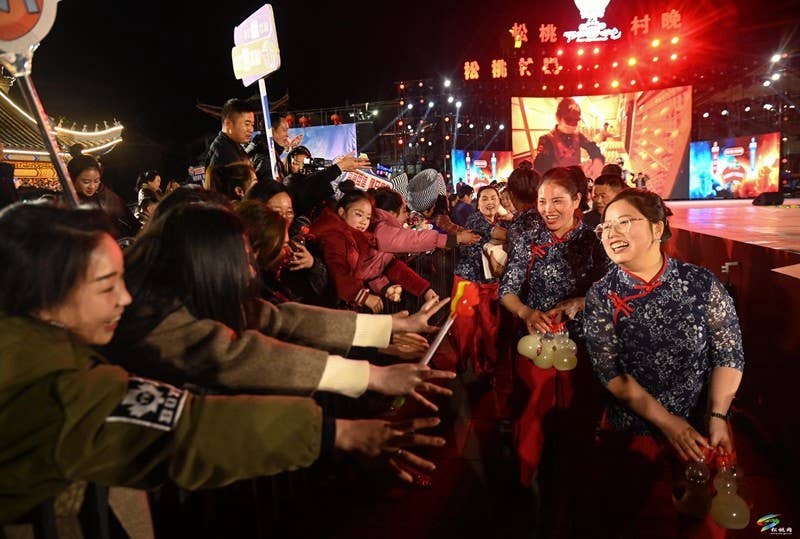【吃贵州“晚饭”·看松桃村晚】“村”风正盛 松桃村晚掀起热血乡潮