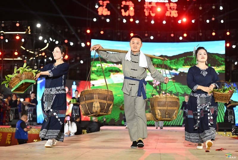 【吃贵州“晚饭”·看松桃村晚】“民”星闪耀 “乡”聚甚欢  第五期村晚好戏连台
